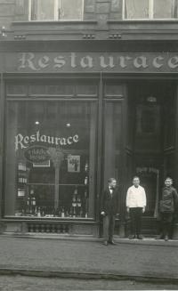 Restaurace v domě dědečka Chadimy (Na Pernštýně, Praha, 1919)
