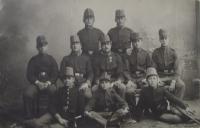 Otec sedící v roce 1910