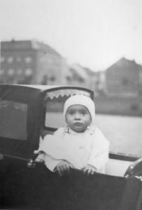 09 Věra v kočárku - Brno - r. 1932
