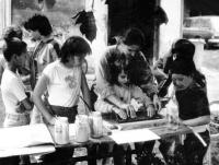 Hodosán Róza rámkázni tanítja a gyerekeket, 1984, Tornyiszentmiklós 