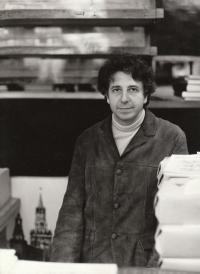 Ferenc Kőszeg in the bookstore, cca 1982