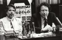 Kőszeg Ferenc Konrád Györggyel a Beszélő Összkiadása sajtótájékoztatóján, 1992 