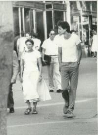 Követés a Lenin körúton, 1982. június 10. (Kőszeg Ferenc a fa mögött, mellette Matolay Magda) 
