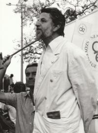 Protesting against the arrest of Tamás Deutsch and György Kerényi, 1989 August, Czechoslovak Embassy