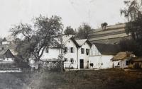Dům v Malé Moravě, kde rodina v podkroví bydlela  po vystěhování ze svého hospodářství v roce 1946