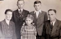 Rodina Winterova - zleva matka Františka, děti František, Erna a Adolf, otec František