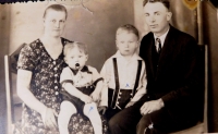 Rodina Winterova - rodiče František a Františka a děti František a Adolf, cca 1939