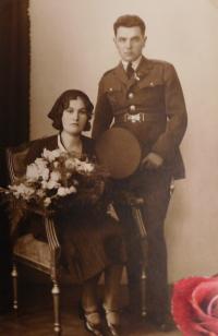Důstojník Jan Jirauch s manželkou, který se zastřelil v březnu 1939 a jehož syna Jana Jiraucha zabili němečtí vojáci 7. května 1945 ve Vranové Lhotě.