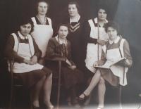 Matka v domě krejčovského salónu (se svými švadlenami)