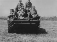 Vítězslav Velc vlevo nahoře, vpravo dole řidič OT-65 František Ryšavý