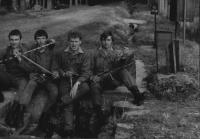 Stráž u muničního skladu s "metry do civilu", 1981