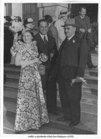 4. V roce 1935 rodice a Jan Malypetr