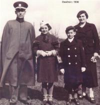 Libuše Němcová s rodiči a bratrem v Osečné v roce 1936