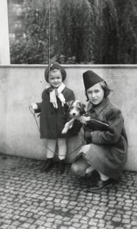 S mladší sestrou Margaretou