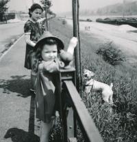 S mladší sestrou Margaretou