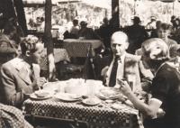 Otec František Štědrý, vlevo, s přáteli