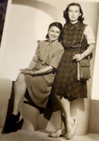 Peggy s maminkou po válce (asi 1945)
