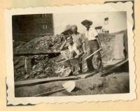 V. Procházka, PTP, na stavbě voj. Bytů v Plzni s kamarády, ´52 - ´53