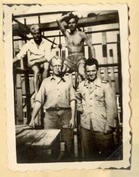 V. Procházka, PTP, na stavbě voj. Bytů v Plzni s kamarády, ´52 - ´53