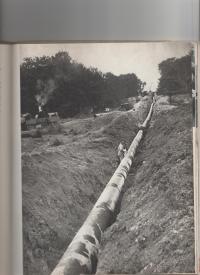 Building of pipeline Družba - photo of L. Šidelský from the book Slunce nad planinou