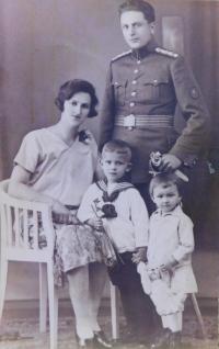 Rodina Navrátilova - matka Helena, otec Hubert, sestra Helena a malý  Jaromír
