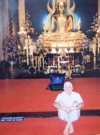 Jaromír Navrátil v budhistickém chrámu