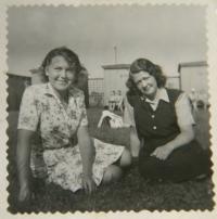 Eva s Hanou z dob studiíí v Ústí n.L.