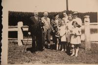 1937 - Sachselovi s přáteli (zleva): p.Glaser, tatínek Alfred Sachsel (jediná fotka s ním), p.Glaserová, Hanička Glaserová (nepřežili), maminka Růžena, Eva, Hana, p.Lewitová s dcerou Hanou