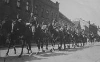 Jezdecké závody pořádané sokolskou jízdou v Kolíně (12. 9. 1926). Třetí zleva Josef Blecha, dědeček Stanislava Schwarze.
