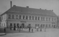 Dům U Města Prahy, rodný dům maminky Stanislava Schwarze. Vpravo sídlo firmy Josef Blecha (10. léta)