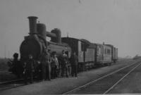 Nádraží v Nové Bystřici, otec Stanislava Schwarze první zleva (1937)