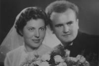 Svatební fotografie Stanislava Schwarze a Jany Matschiniové (1958)