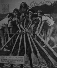 Veslařky z Děčína a Ústí nad Labem po vítězství na závodech v Třeboni (1959). Čtvrtá zprava Jana Schwarzová, žena Stanislava Schwarze