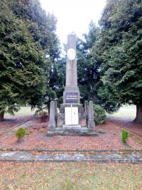 Pomník padlých v 1. a 2. světové války v místní části Vranové Lhoty - Vranová.  Je na něm také fotografie Věroslava Žáka zastřeleného německými četníky 18.  února 1945