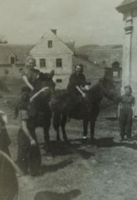 Na řepné brigádě: Ludmila vlevo na koni