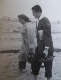 V cizině se svým budoucím manželem