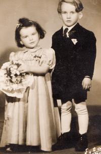 Václav Vrtal pětiletý, se sestrou