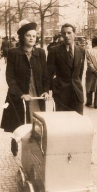 Růžena a Ferdinand Vrtalovi vezou v kočárku narozeného Václava