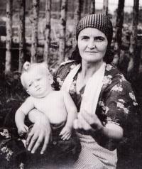 Václav Vrtal s babičkou, rok 1941