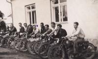 Ferdinand Vrtal jako jeden z účastníků motocyklových závodů před 2. sv. válkou