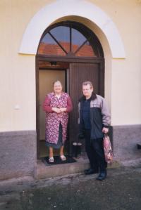 Václav Vrtal se svědkyní postřelení jeho otce Ferdinanda Vrtala, rok 2005