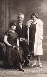 Marie a Jan Sonnevendovi s dcerou Ludmilou (matka pamětníka)