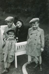 Ludmila Ortová se syny (Jaroslav, Pavel a Jan)