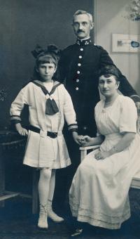 Jan Sonnenvend with his wife Marie and his daughter Ludmila