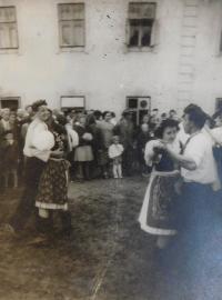 Erich Böhm na dožínkové slavnosti v Domašově asi v roce 1952