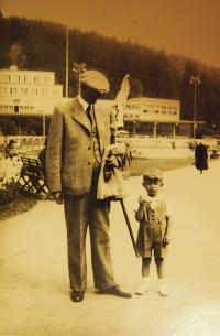 S dědou Valešem v Luhačovicích