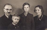 Mladý Pavel Bartovský s rodiči a sestrou
