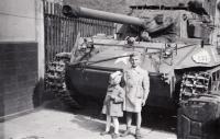 Pavel Bartovský se sestrou u amerického tanku, 1945