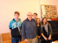 Žáci z pražské ZŠ Josefa Seiferta s pamětníkem Karlem Suchým (více na http://www.pribehynasichsousedu.cz/pp/pribehy-pametniku/praha-3/?y=2015)