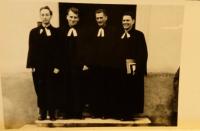 Skupina evangelických farářů včetně Vladimíra Kaluse (otce pamětníka)